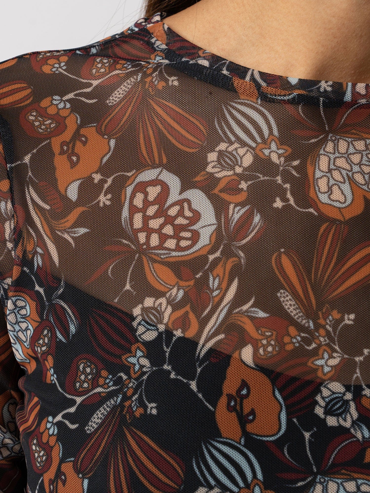 Runway Mesh Tee 70's Paisley - Women's Tops | Saint + Sofia® EU